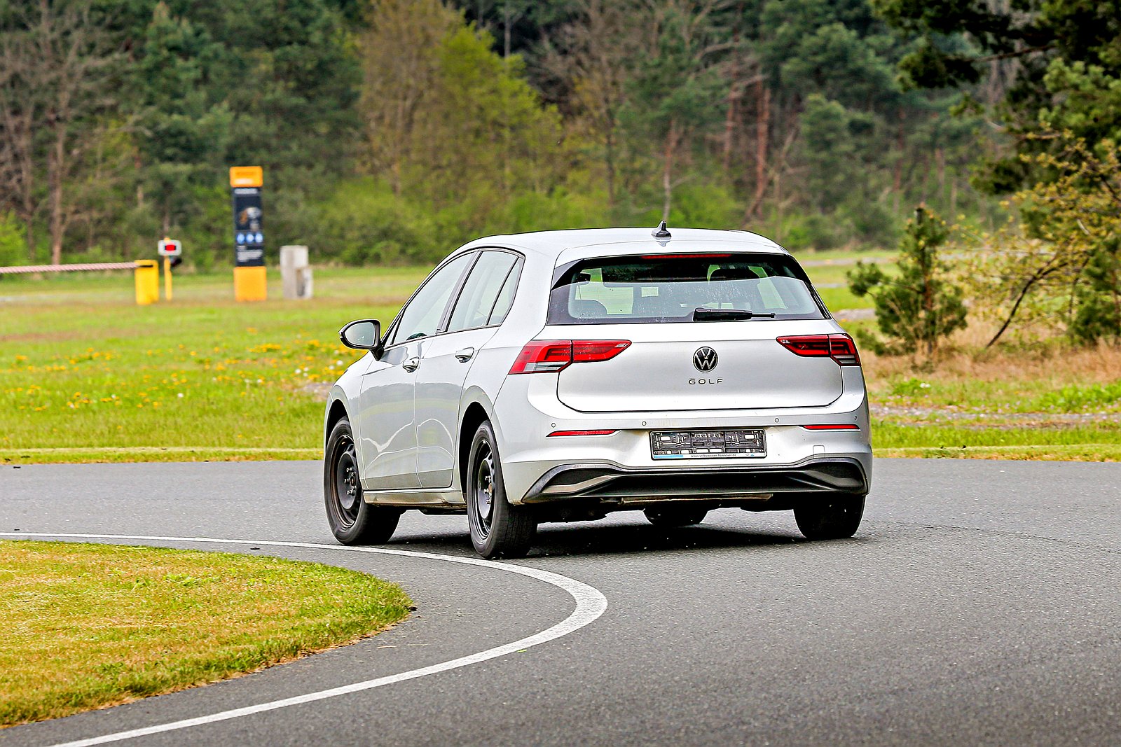 test opon zimowych 2025 - właściwości jezdne (sucha nawierzchnia)