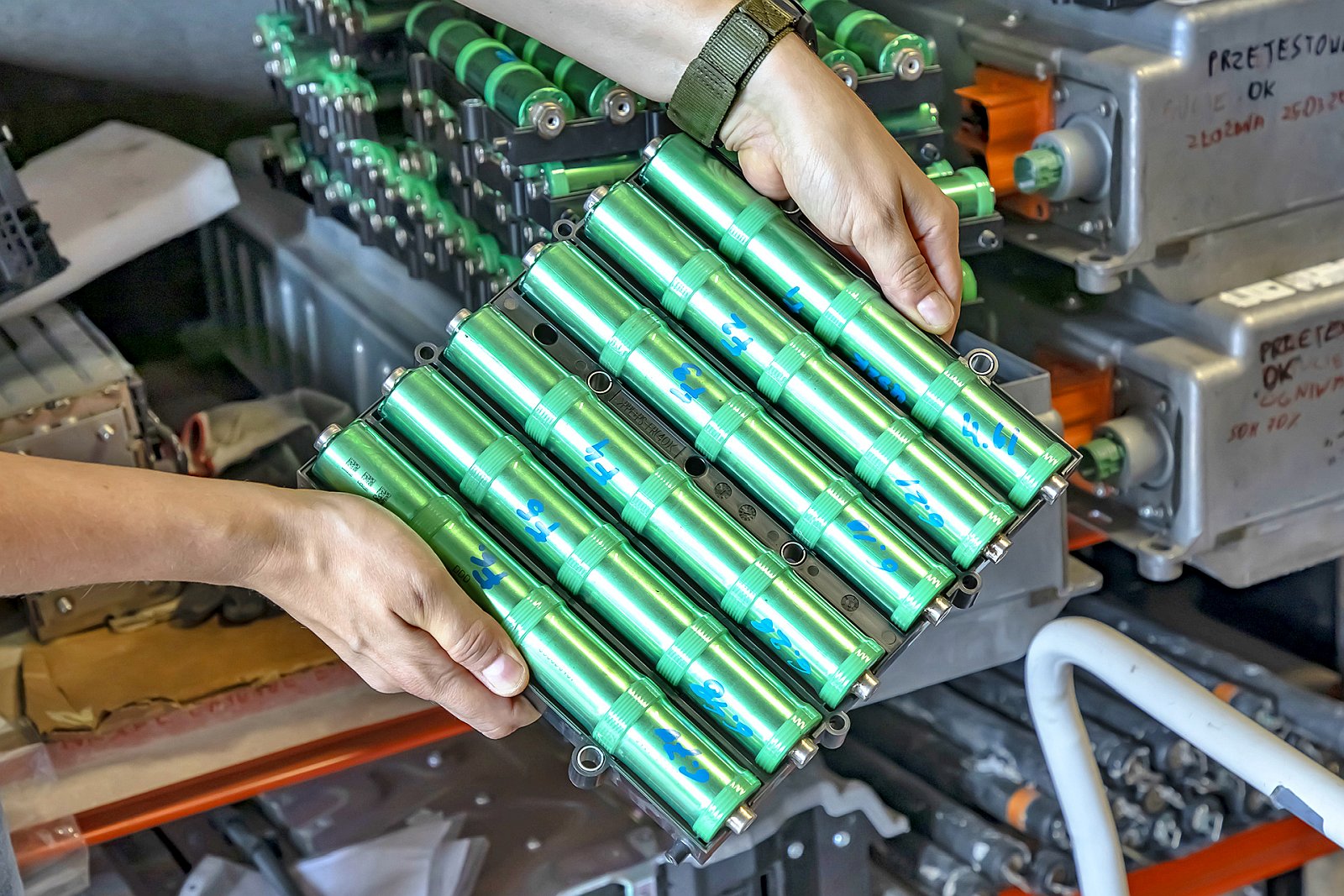 serwisowanie samochodu hybrydowego części zamienne