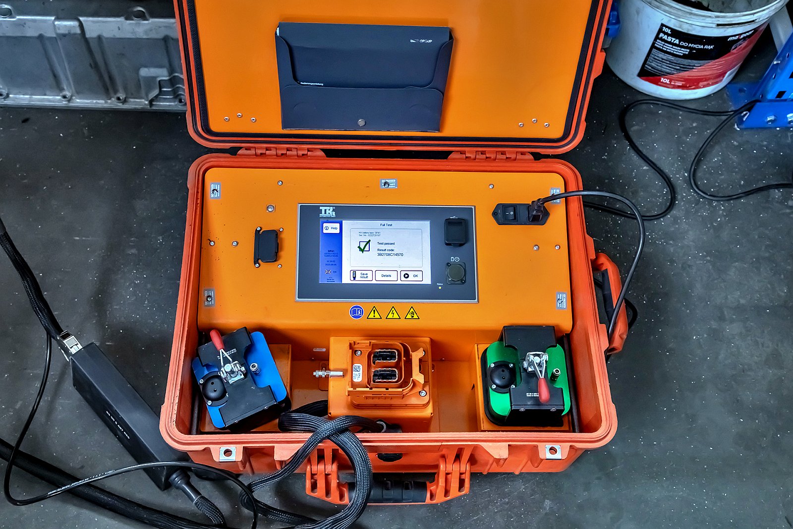 serwisowanie powypadkowego samochodu hybrydowego