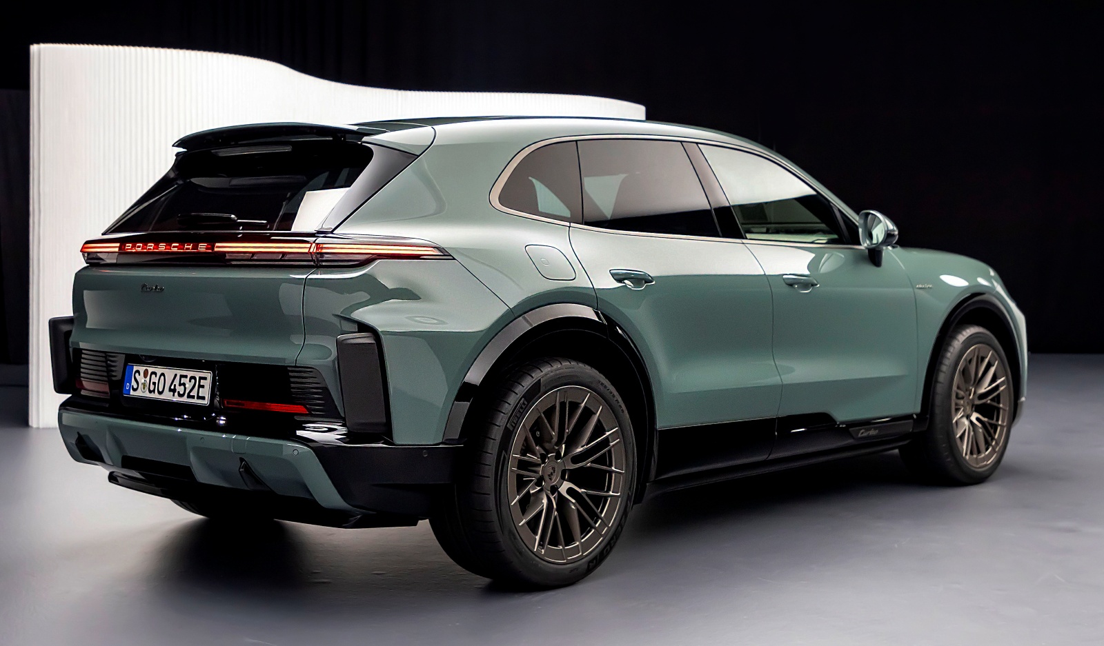 porsche-cayenne-electric-tyl