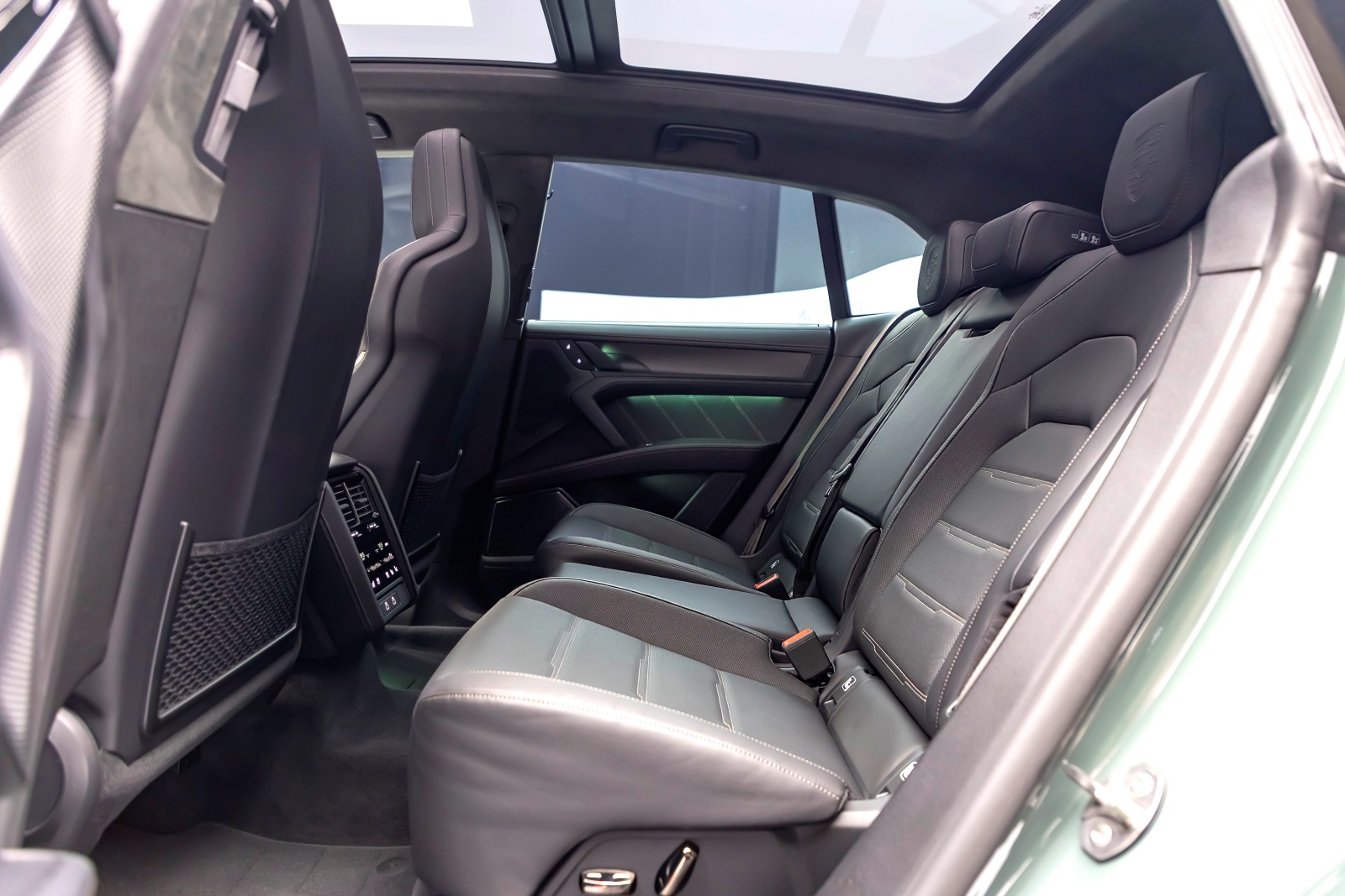 porsche-cayenne-electric-kanapa