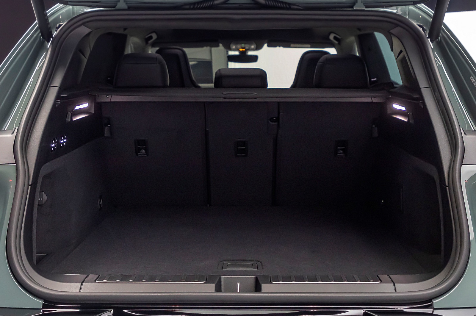 porsche-cayenne-electric-bagaznik