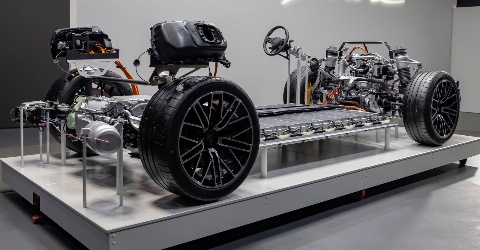 porsche-cayenne-electric-plyta-podlogowa