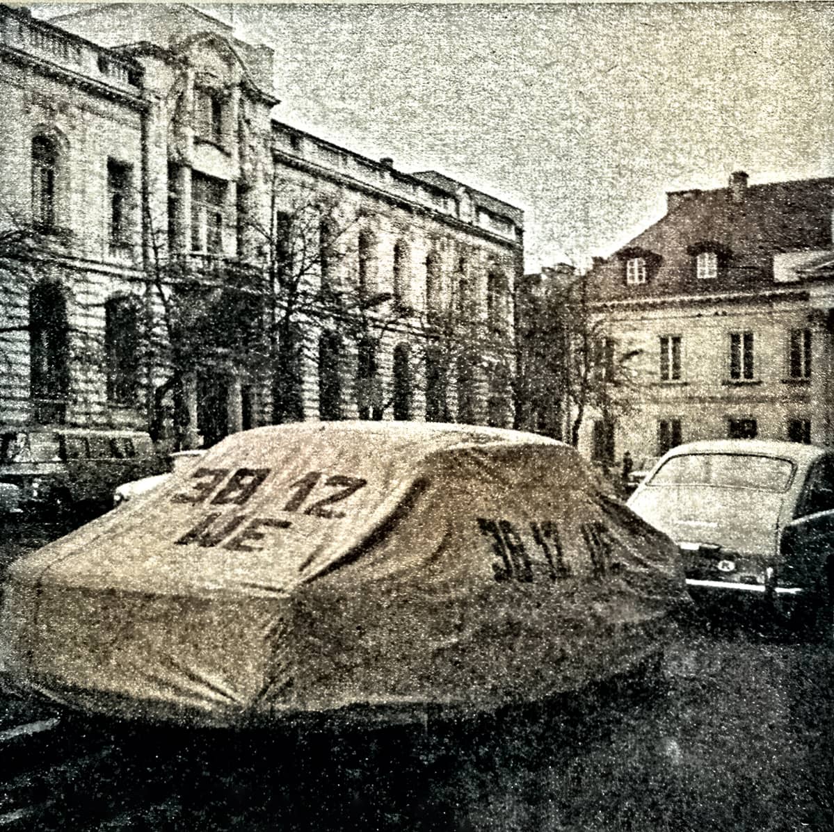 motor-numer-47-z-1975-roku-samochod-pod pokrowcem