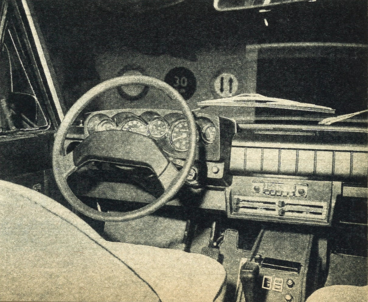 Tatra-613-1975-deska-rozdzielcza