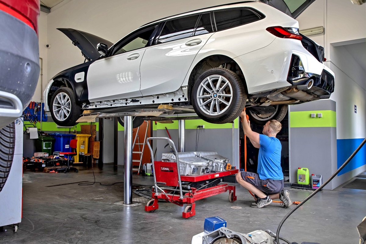 Serwisowanie samochodu z napędem hybrydowym – bywa kosztowne | Usterki, awarie, koszty