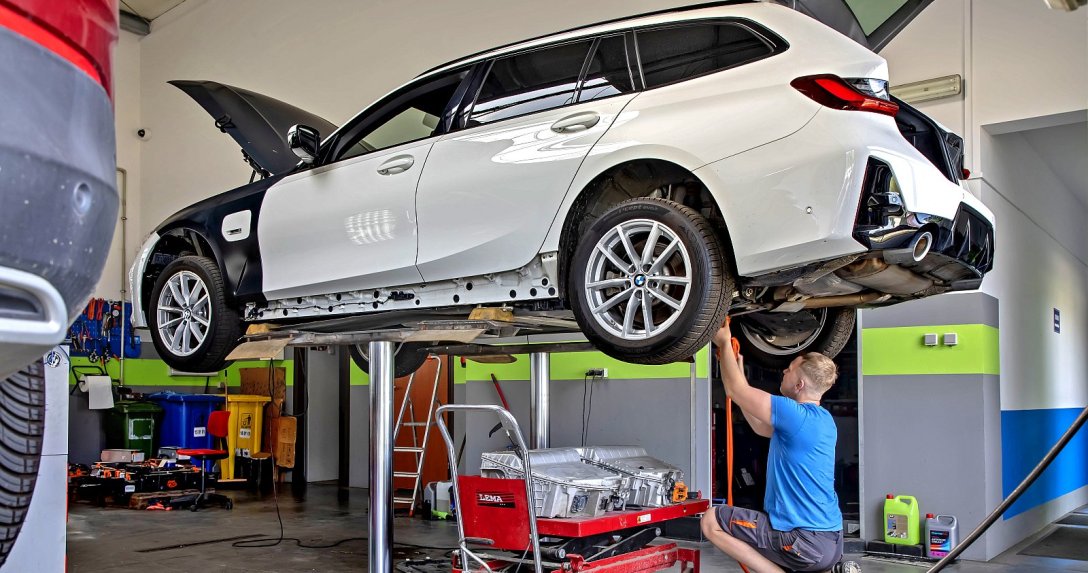 Serwisowanie samochodu z napędem hybrydowym – bywa kosztowne | Usterki, awarie, koszty