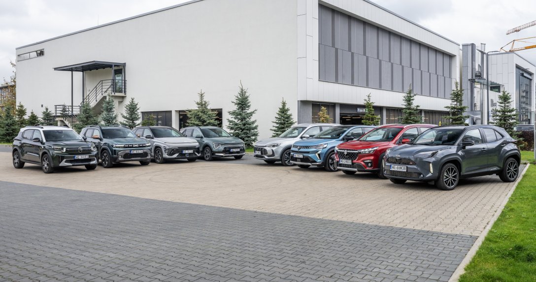 W naszym porównaniu: Citroen C3 Aircross, Dacia Duster, Hyundai Kona, Kia Niro, MG ZS, Renault Symbioz, Suzuki S-Cross i Toyota Yaris Cross – przody