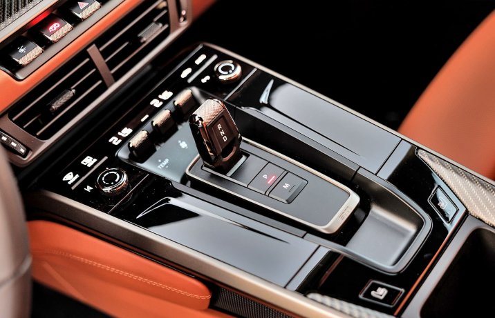 Nowe Porsche 911 Turbo S 2026 – dźwignia automatu