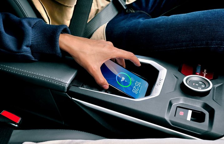 Nowy Jeep Compass 2025 – ładowarka indukcyjna