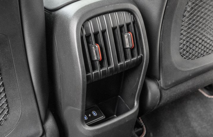 Hyundai Kona - tył konsoli