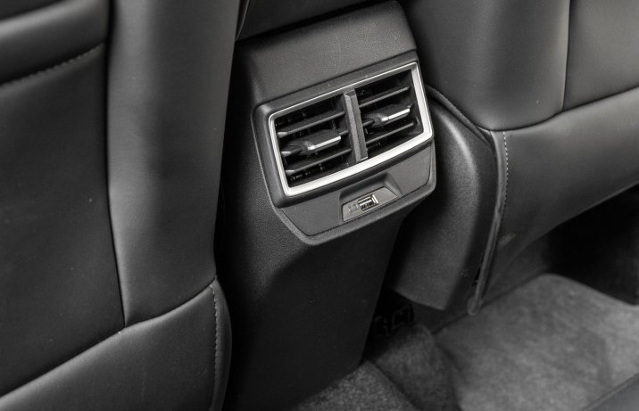 MG ZS - tył konsoli