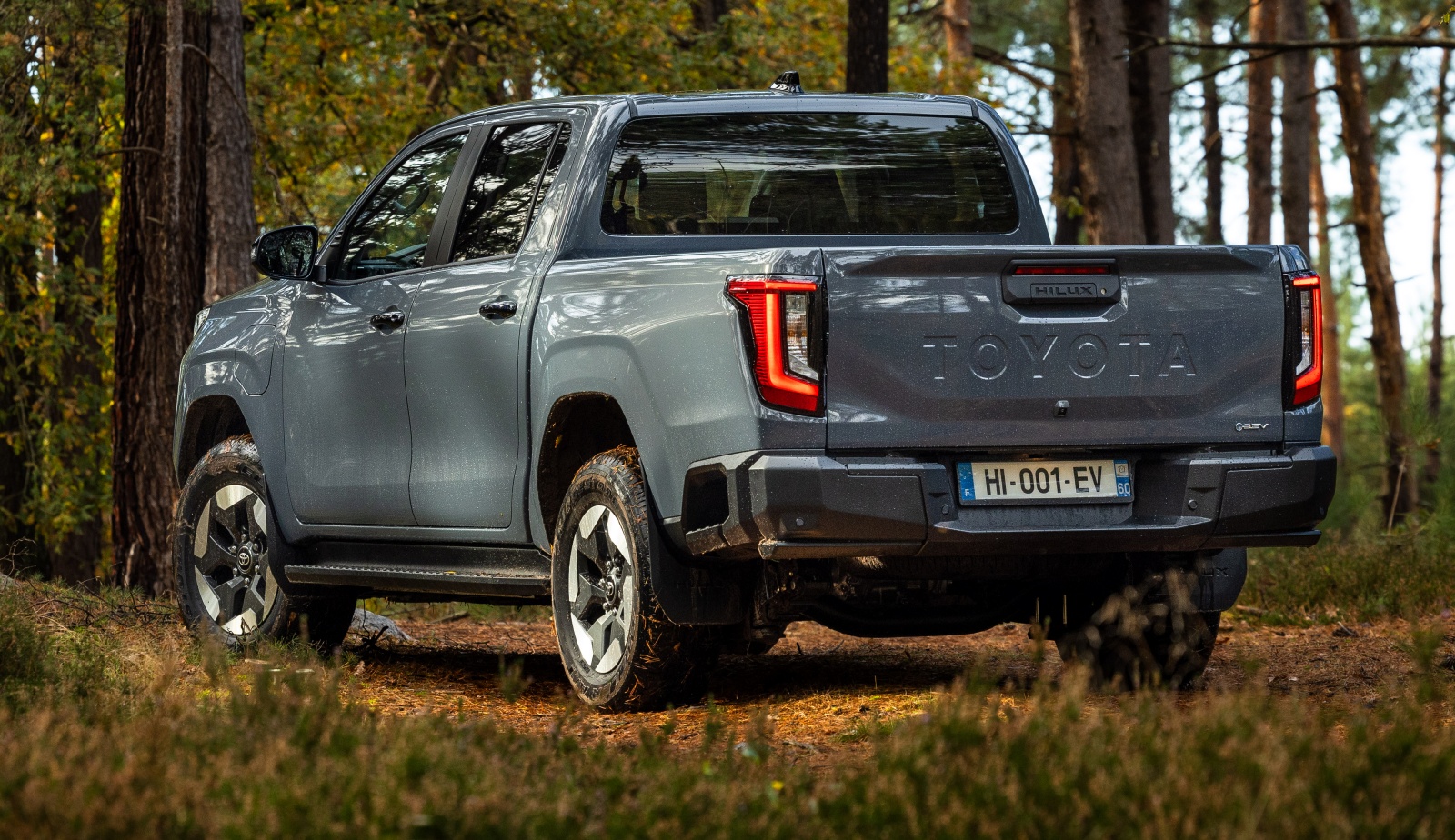 toyota-hilux-bev-tyl