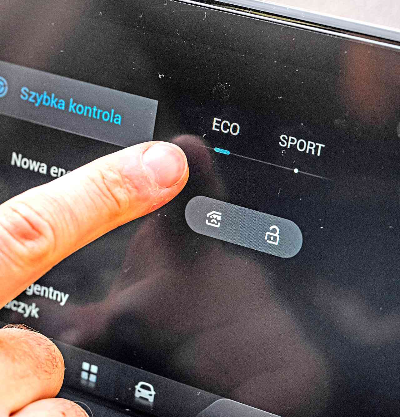 Chery-Tiggo-4-HEV-Prestige-2025-ekran-tryby-pracy-napedu