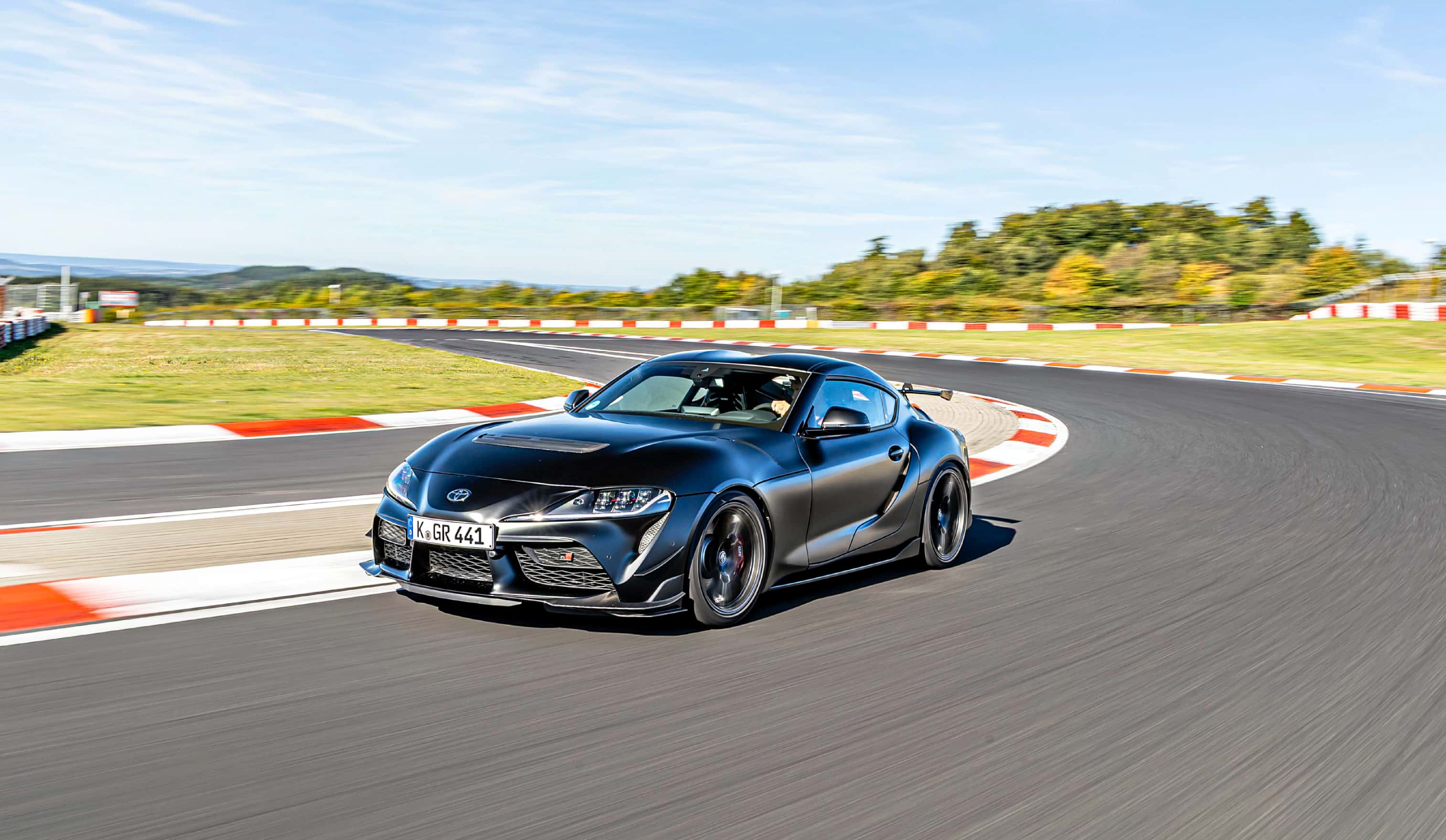 Toyota-GR-Supra-A90-Final-Edition-przod-na-torze