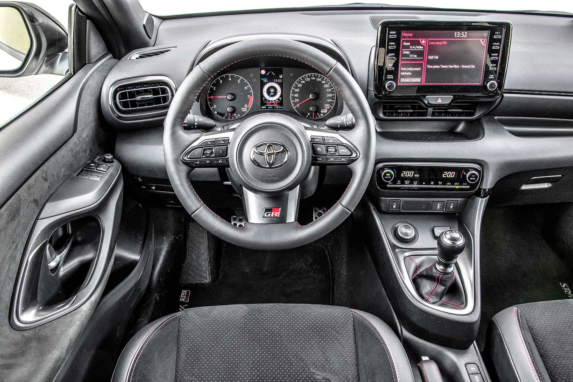 Toyota-GR-Yaris-deska-rozdzielcza
