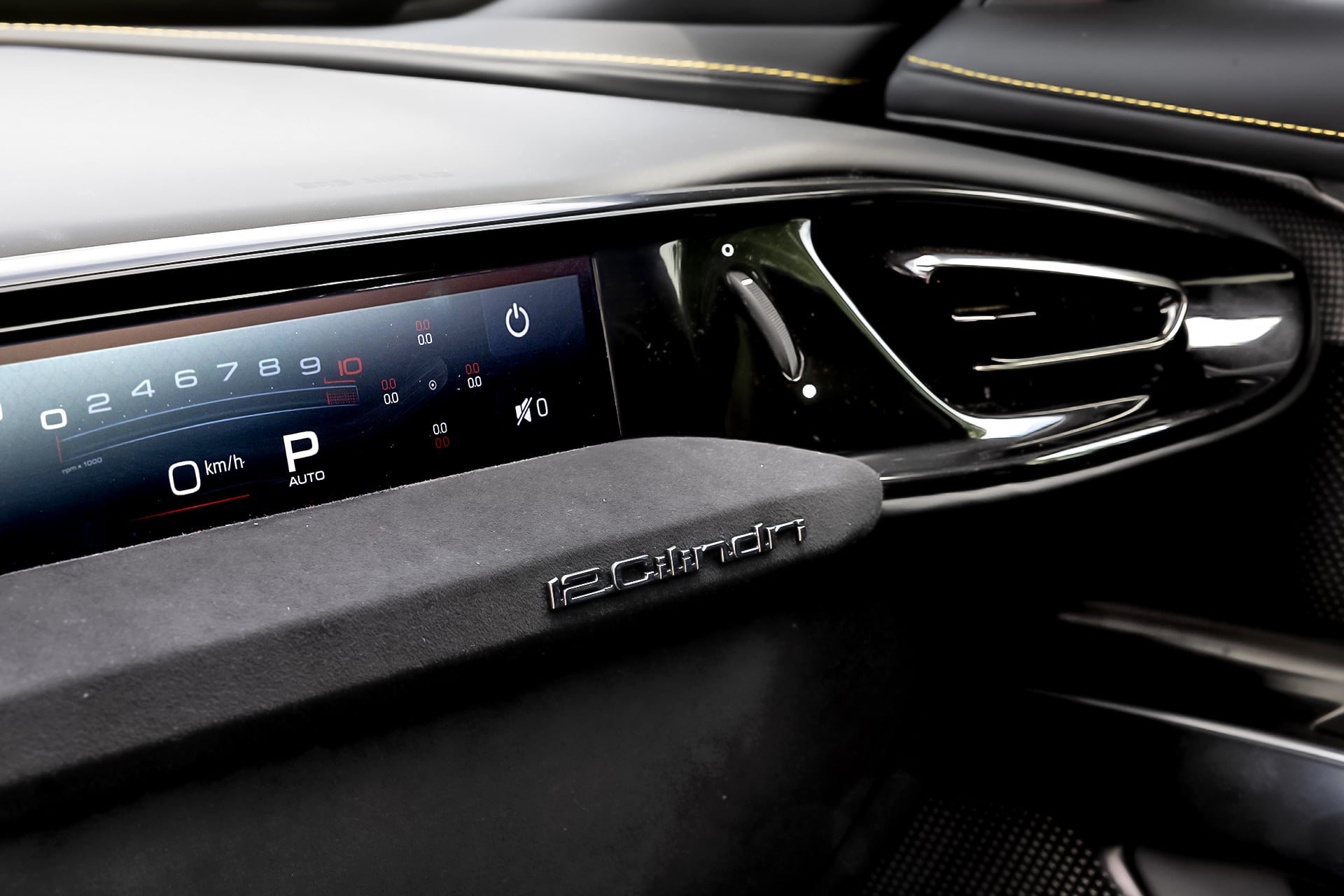 Ferrari 12Cilindri – ekran przed pasażerem