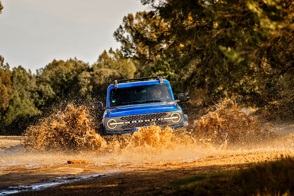 Ford Bronco 2025 przód przejazd przez wodę
