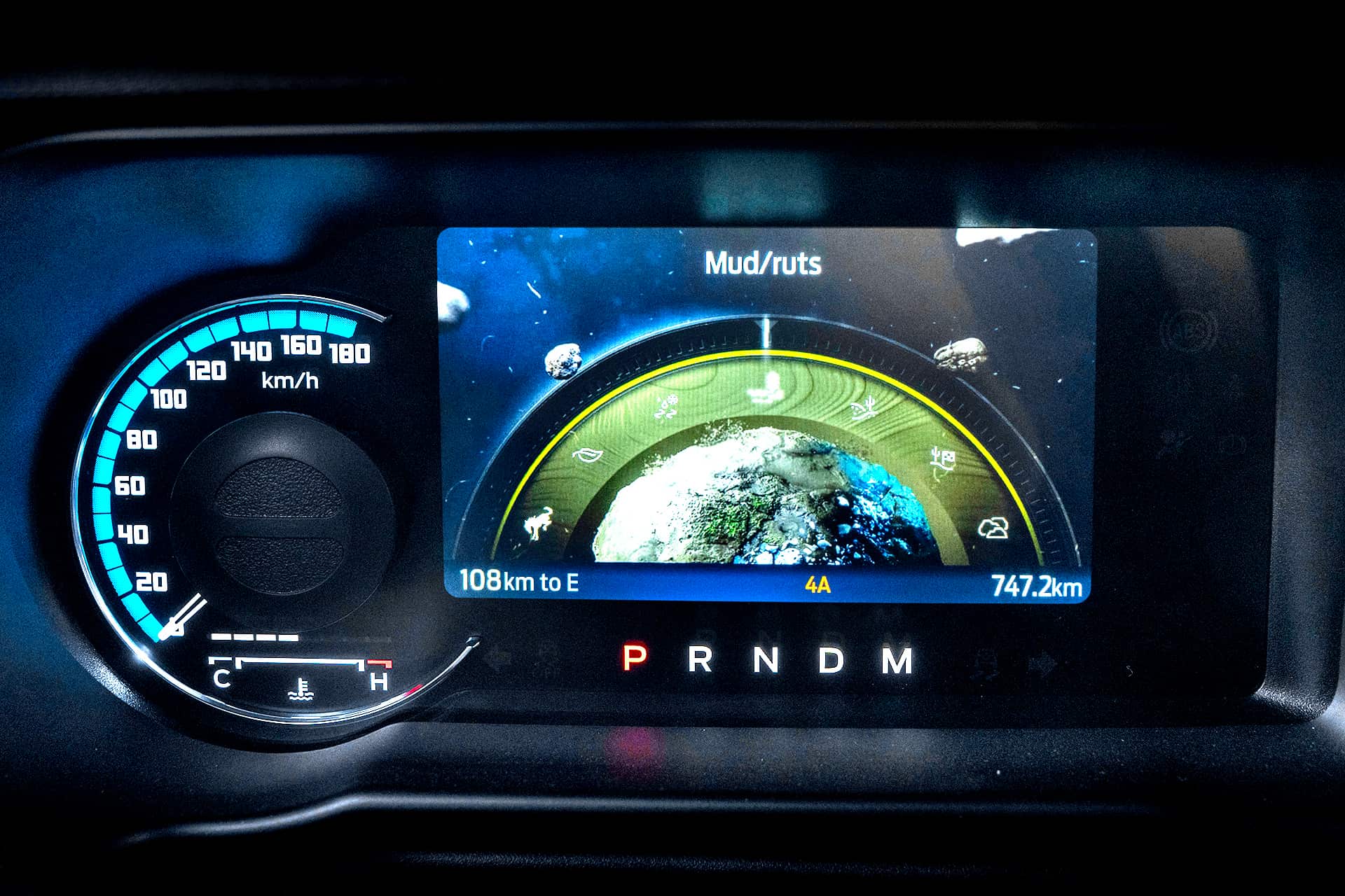 Ford-Bronco-2025-wyswietlacz-predkosciomierz-tryby jazdy