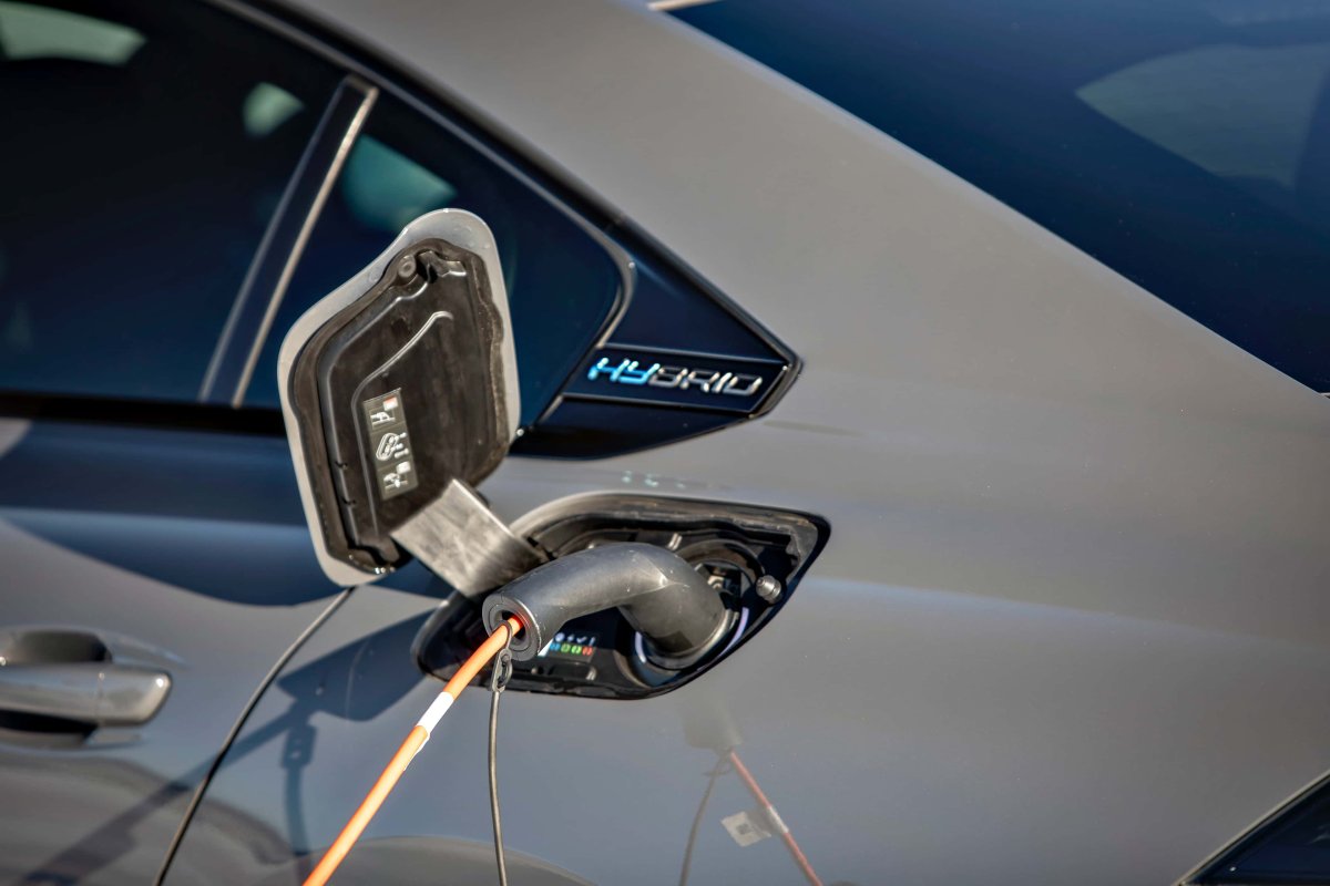 Nie tylko elektryki. UE luzuje zakaz sprzedaży aut spalinowych, stawia na neutralność technologiczną i nową klasę aut