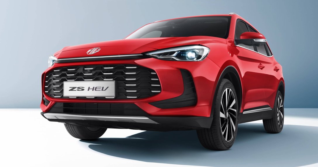 MG ZS Hybrid (HEV) – czerwony na zdjęciu studyjnym