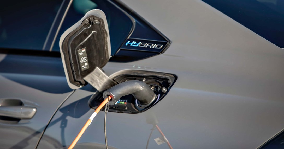 Nie tylko elektryki. UE luzuje zakaz sprzedaży aut spalinowych, stawia na neutralność technologiczną i nową klasę aut