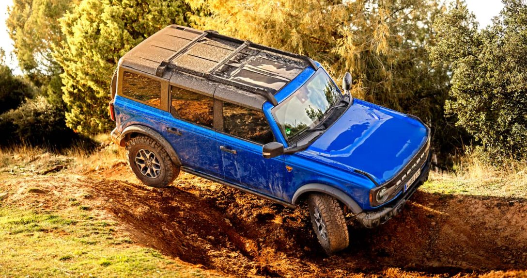 Ford Bronco – w terenie, widok z boku i od góry