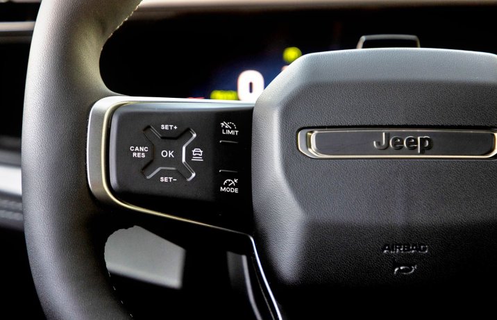 Nowy Jeep Compass 2025 – sterowanie na kierownicy