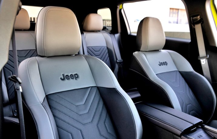 Nowy Jeep Compass 2025 – fotele