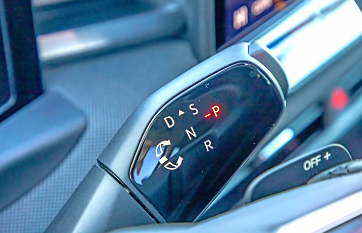 Volkswagen T-Roc II 2025 – dźwignia zmiany biegów