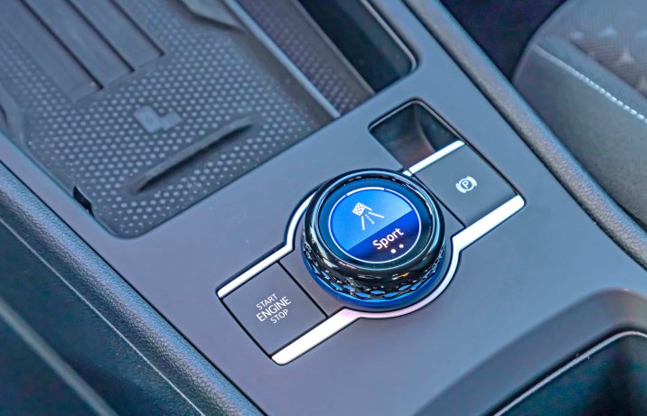 Volkswagen T-Roc II 2025 – pokrętło na tunelu centralnym