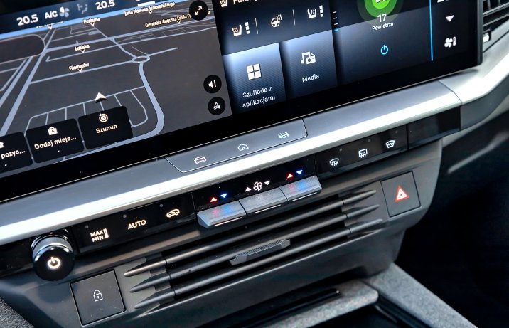 Opel Grandland II 2025 1.6 Plug-in Hybrid eDC7 GS – deska rozdzielcza, listwa z fizycznymi przyciskami