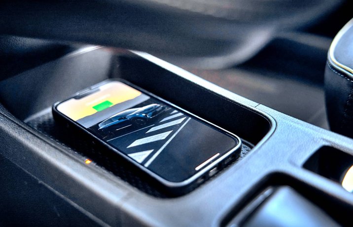 Renault Symbioz 2025 – ładowarka indukcyjna