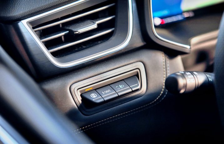 Renault Symbioz 2025 – panel sterowania po lewej stronie kierownicy
