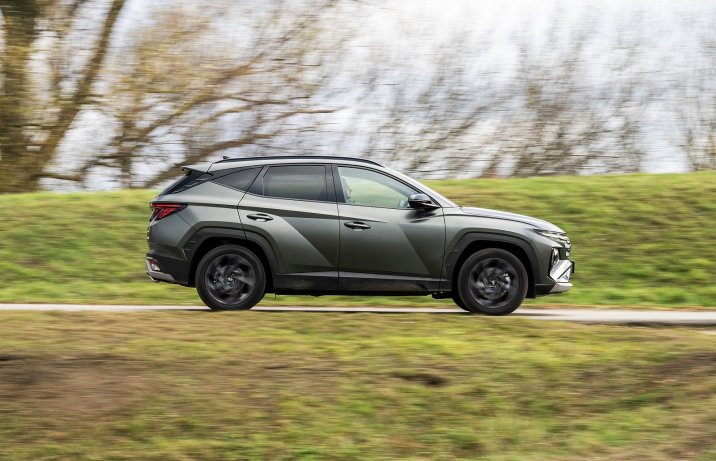 Hyundai Tucson Hybrid (2025) – bok