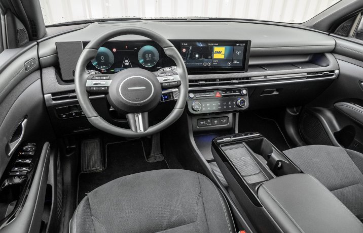 Hyundai Tucson Hybrid (2025) – kokpit