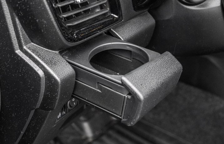 Isuzu D-Max - cupholder