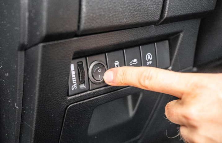 Isuzu D-Max - włącznik dodatkowych lamp