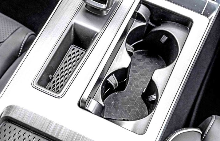 Chery Tiggo 4 HEV Prestige – deska rozdzielcza – uchwyty na kubki