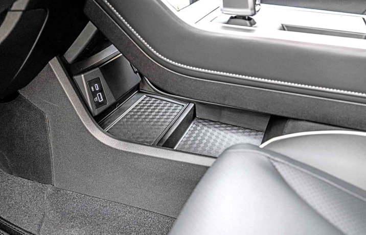 Chery Tiggo 4 HEV Prestige – deska rozdzielcza, schowek pod konsolą środkową