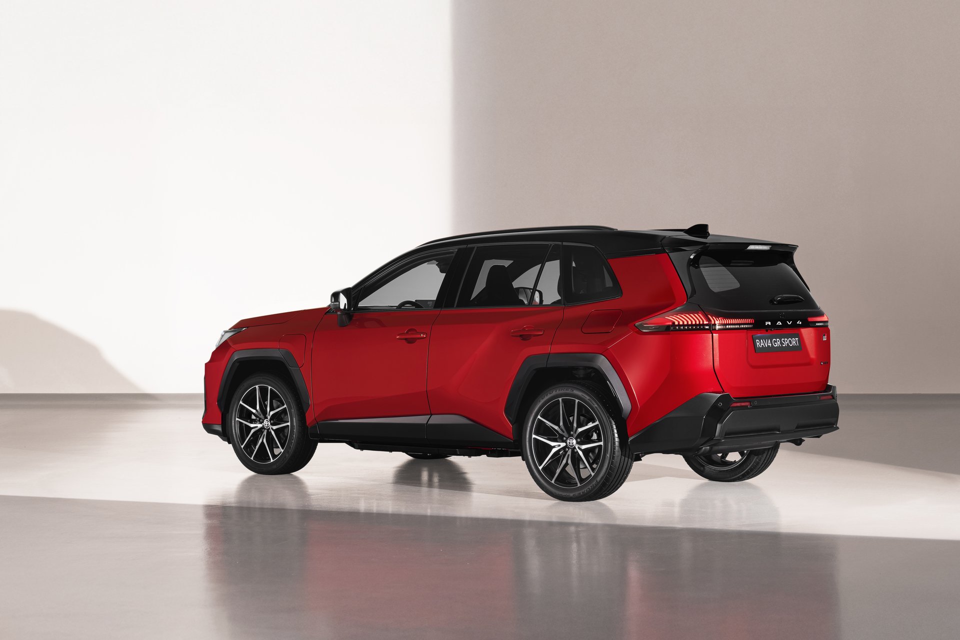 toyota-rav4-2026-gr-sport-04-tyl-bok