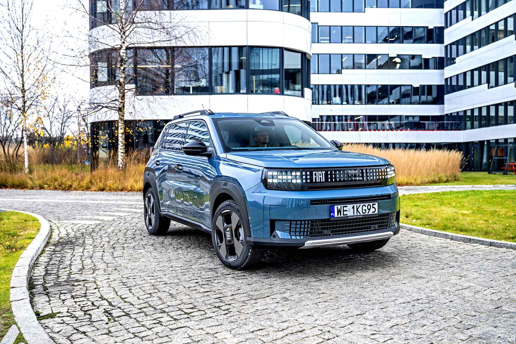 fiat-grande-panda-hybrid-la-prima-przod-bok