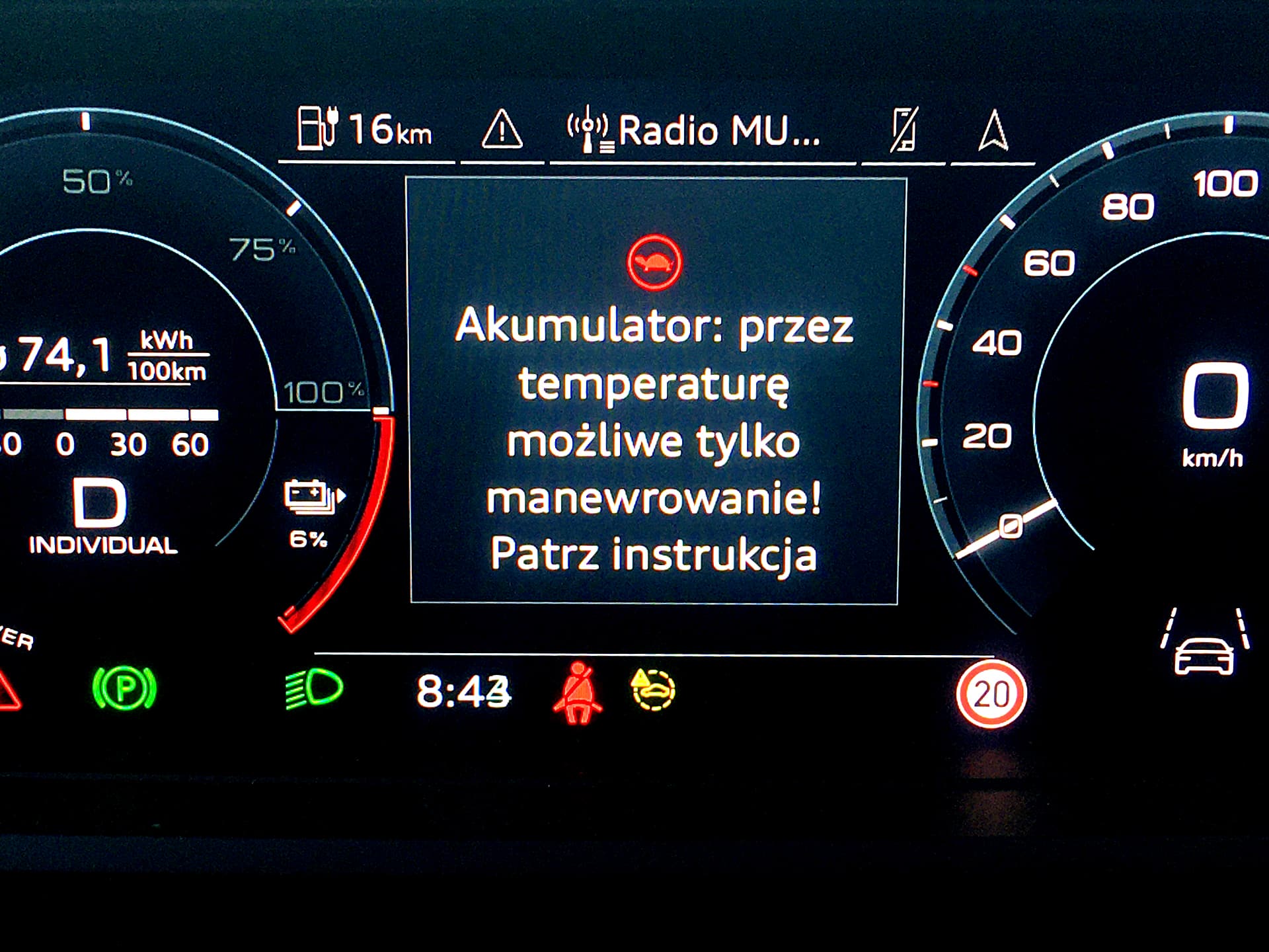 ekran-w-aucie-komunikat