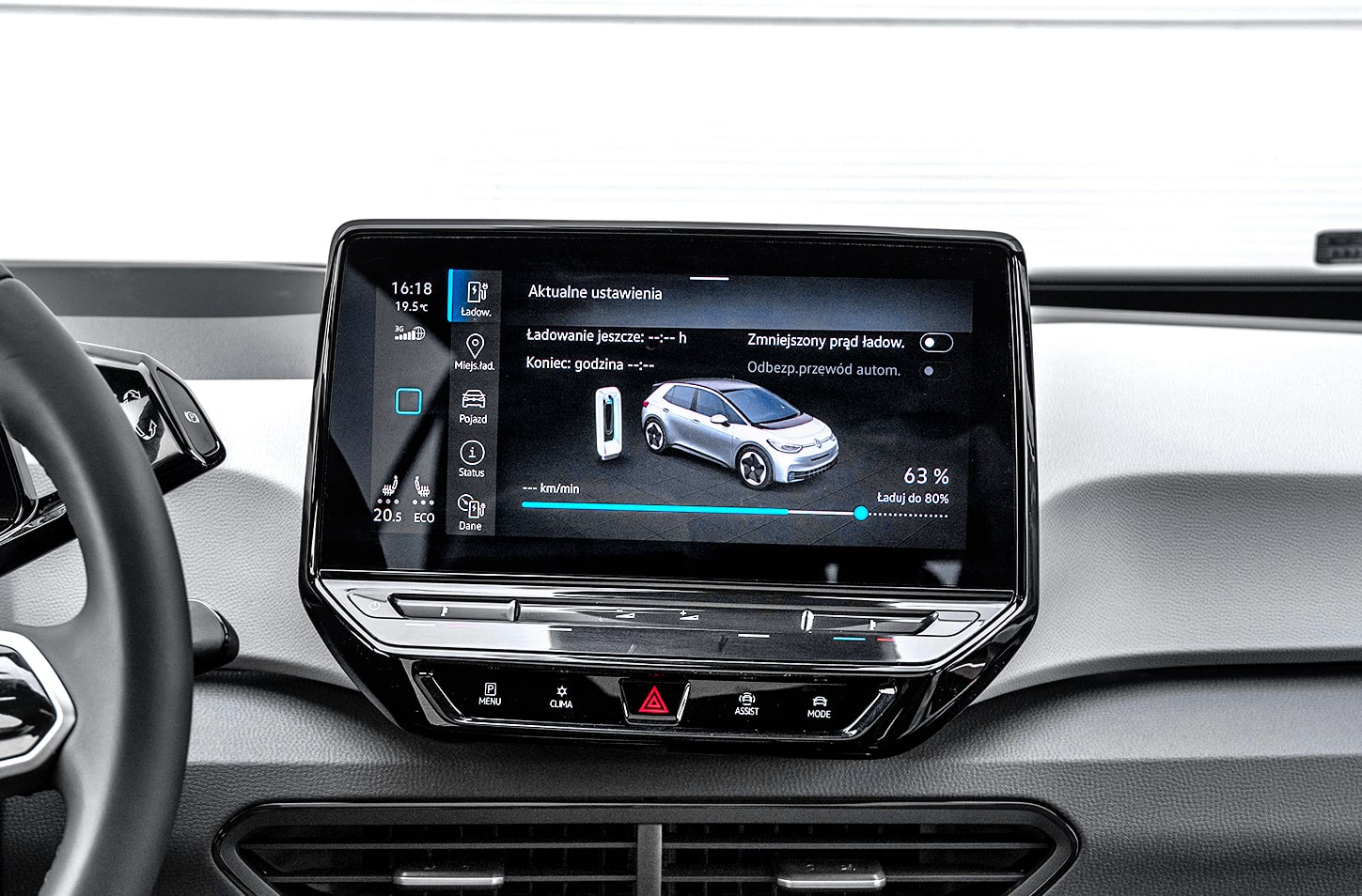 samochod-elektryczny-ekran-podglad-ladowania
