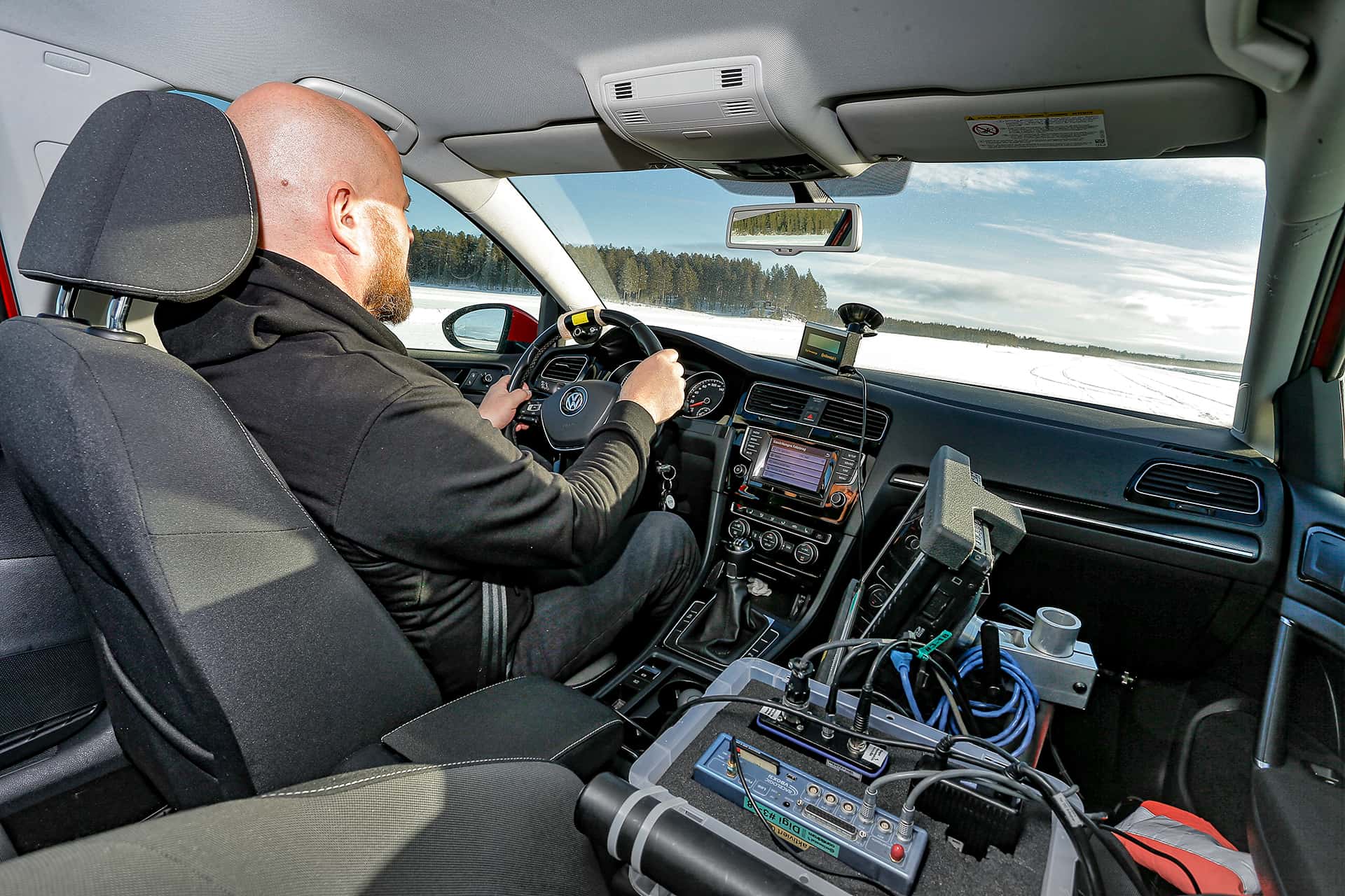 testy-opon-na-sniegu-widok-z-wnetrza-samochodu