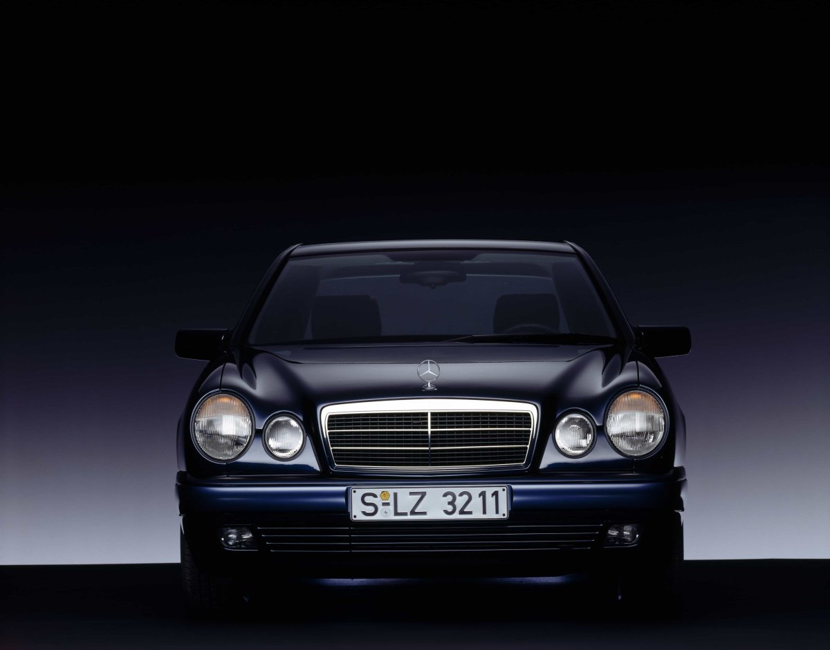 Mercedes klasy E W210 – standard XXI wieku | Prezentacja z „Motoru” nr 28 z 1995 r.
