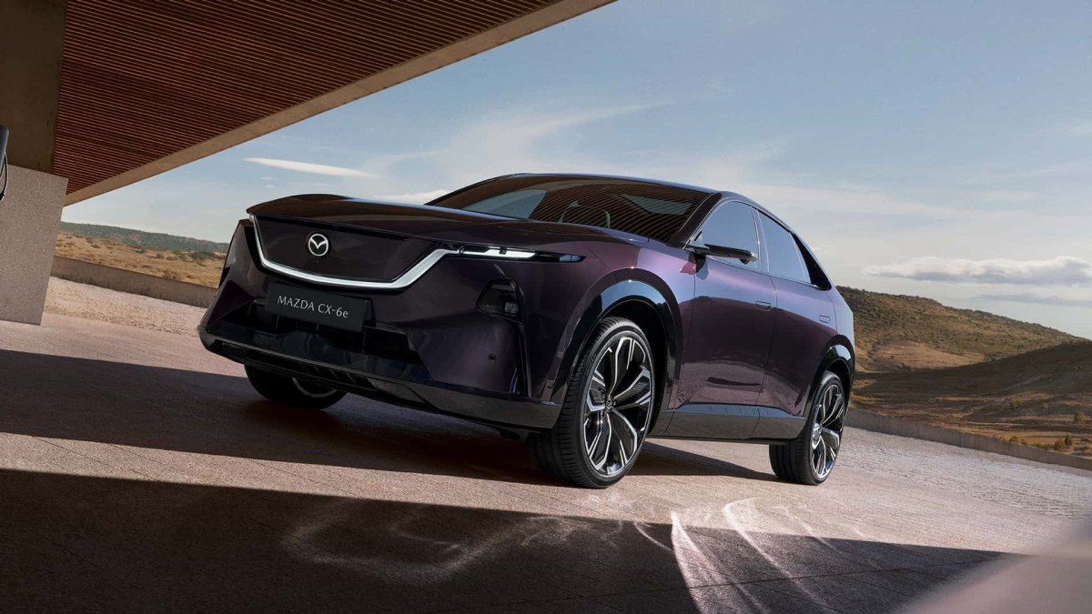 Mazda pokazała kolejnego elektryka. Zaskakuje pochodzeniem i wnętrzem, które zrywa z prostotą obsługi