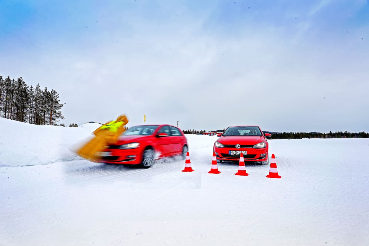 Jak na śniegu (i nie tylko) hamują opony zimowe i wielosezonowe? | TEST