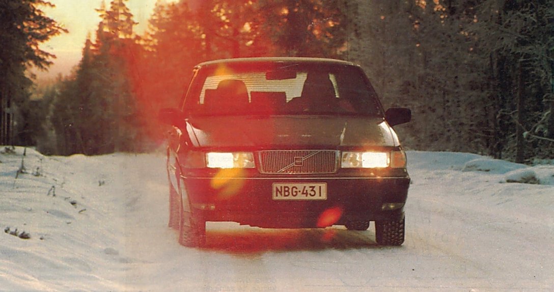 Volvo 960 na zaśnieżonej drodze – przód