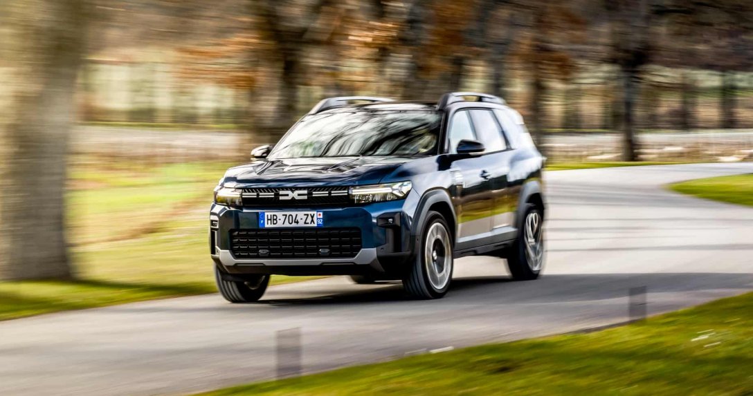 Dacia Bigster Hybrid Journey – przód w ruchu